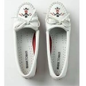 Anthropologie Minnetonka Thunderbird Beaded White Leather Moccasins Women's 7.5